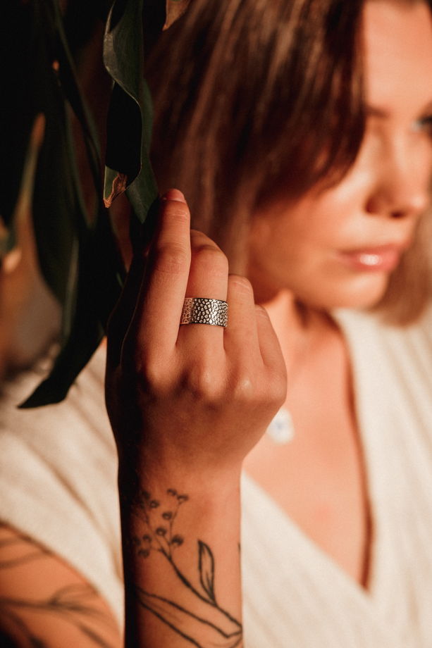 Минималистичное кольцо Peeble с внутренней гравировкой Dreams come true