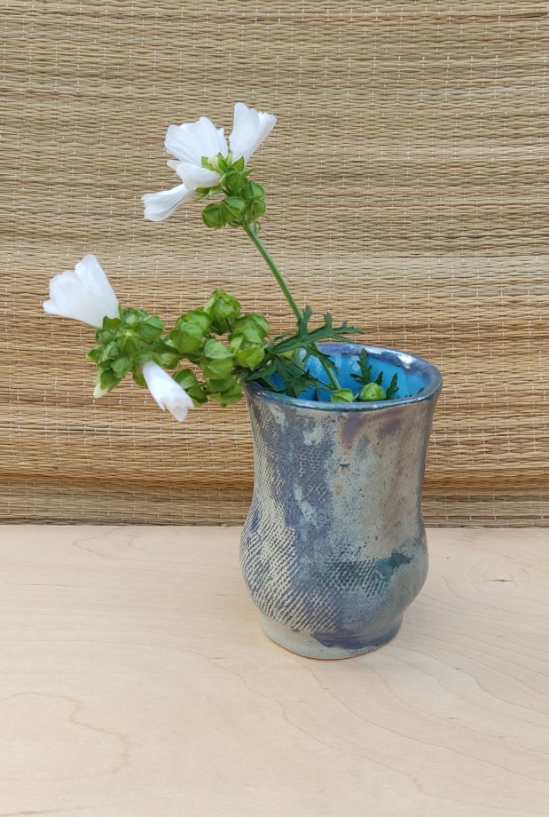 Керамическая ваза, голубой металлик.  Высота 12 см