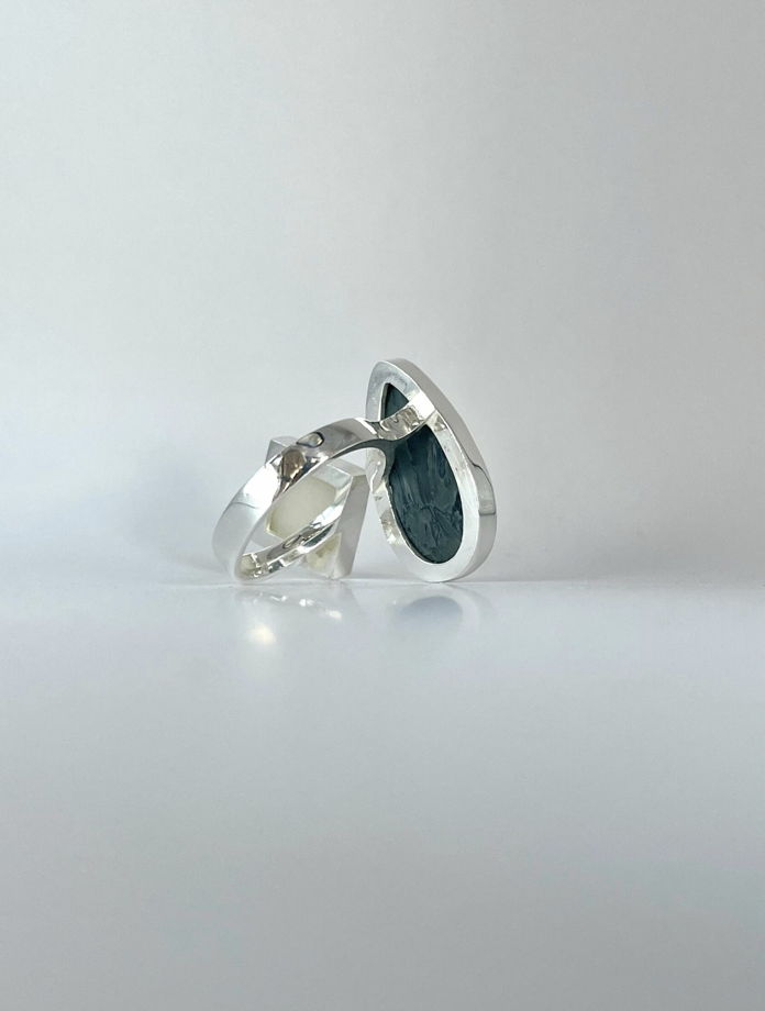 Кольцо из мельхиора с двумя камнями, родуситом и нефритом. Deux L3.