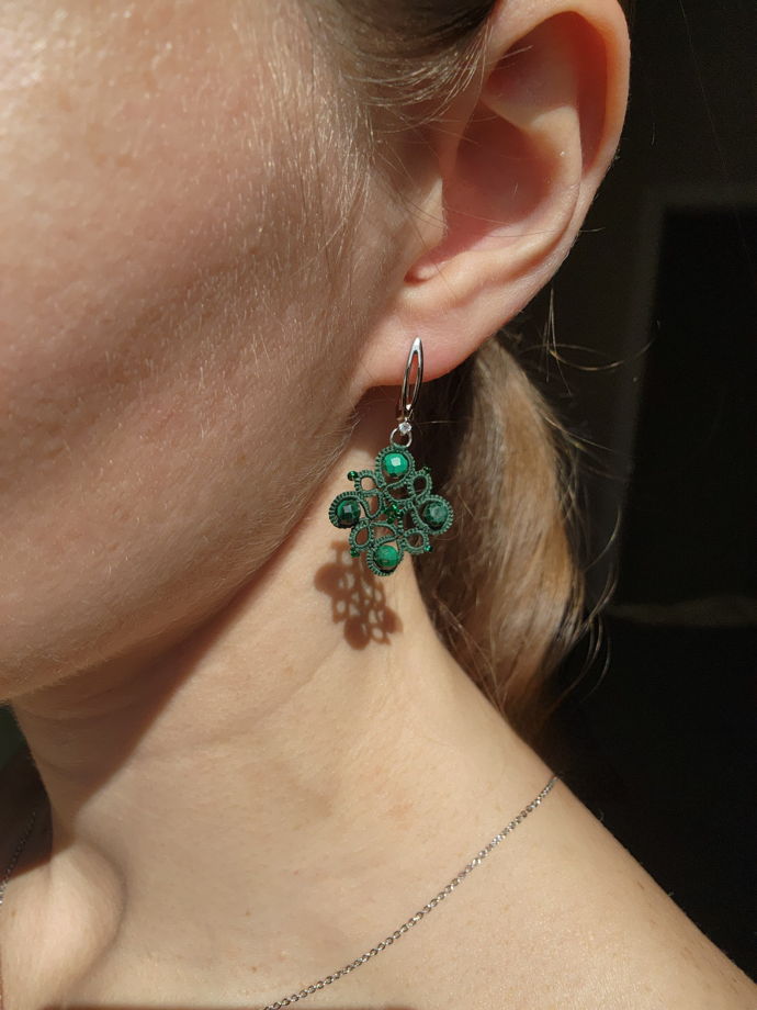 Комплект украшений с малахитом, зеленые серьги и кулон фриволите