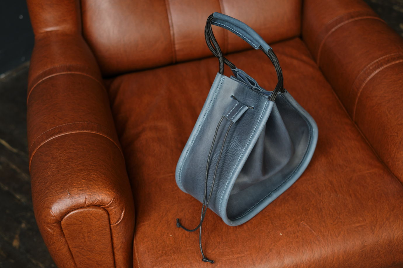 Кожаная сумка-мешок Океан цвет Размер М без ремешка "Bucket bag" на кулиске