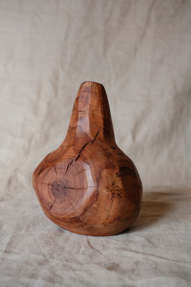 Интерьерная ваза из яблони