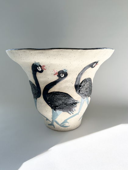 Керамическая бежевая арт ваза «Страусы»  с росписью ручной лепки