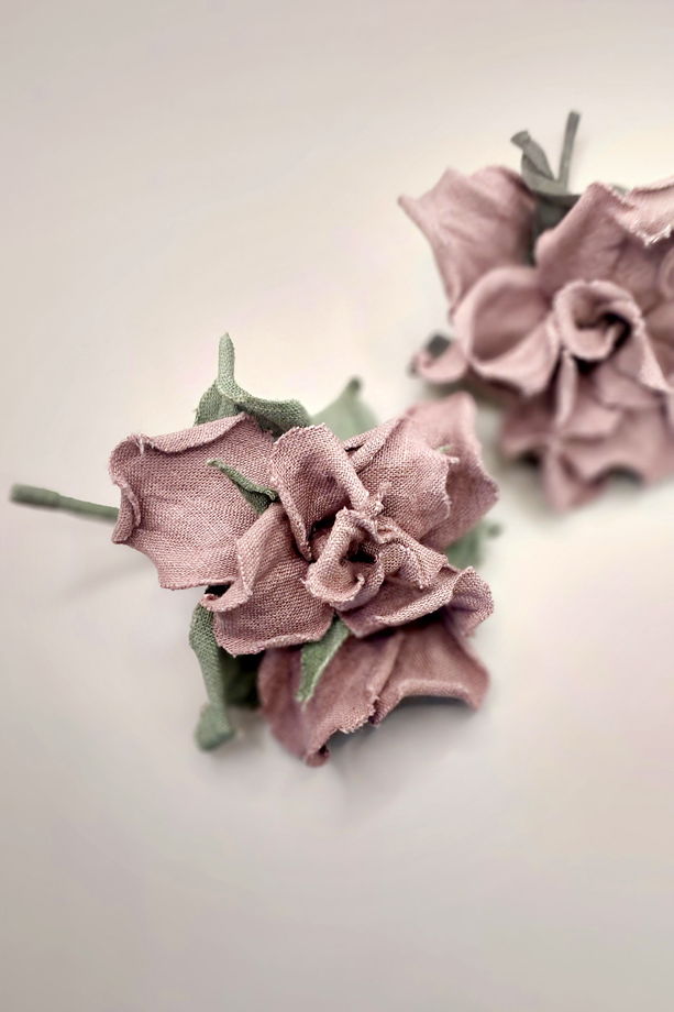 Брошь цветок  ручной работы из натурального льна.