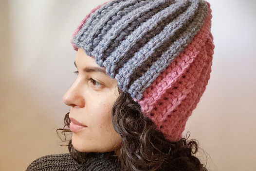 Шапка с макушкой-луковкой, двухцветная