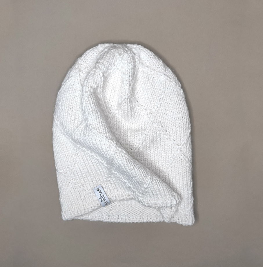 Белоснежная шапка из мягкой альпаки на шёлке с пайетками узор ромбы