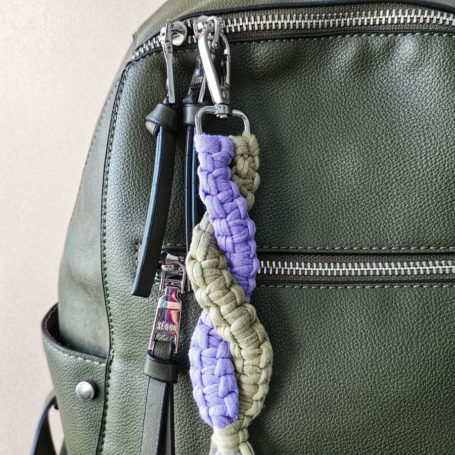 Брелок  плетеный коса оливка/сирень  для сумки, рюкзака, ключей