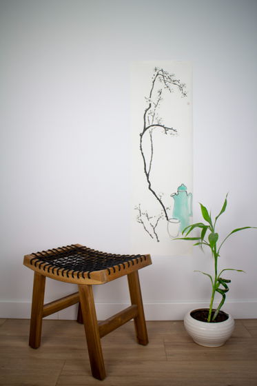 "Чаша с чаем под цветущей сливой", картина-свиток в традиционном китайском стиле се-и   (34 * 106 см)