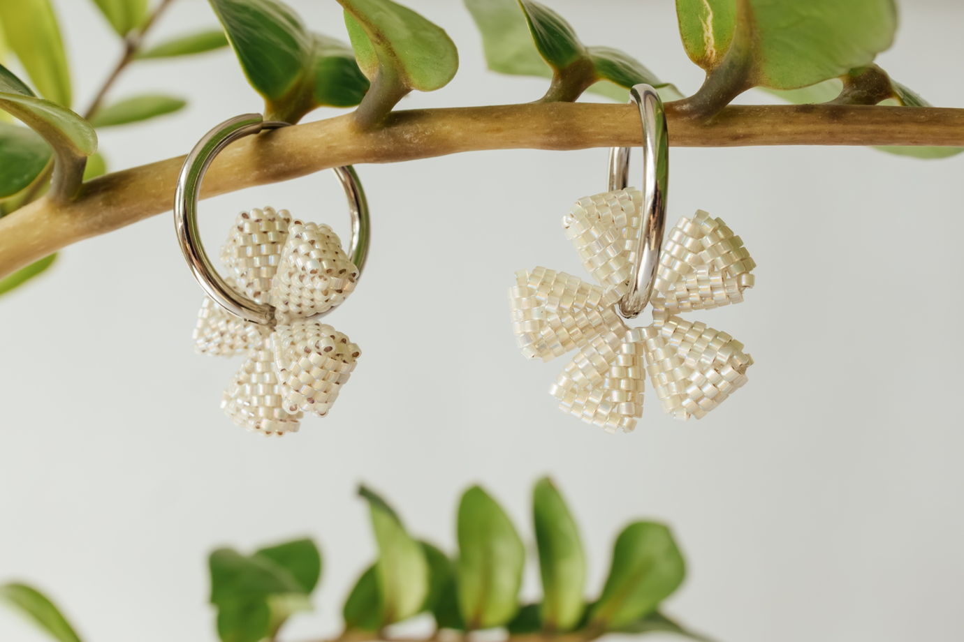 Серьги кольца с цветами бисерные серьги цветок из бисера белые