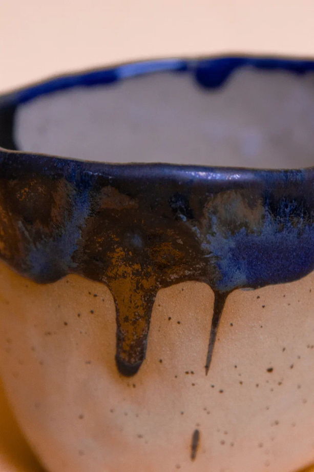 Керамический стакан из бежевой в крапинку глины, покрытый синей, черной, бронзовой глазурями ручной работы
