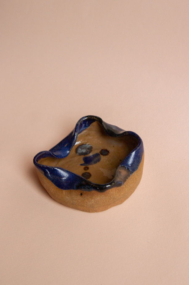 Керамическая пепельница ручной работы, покрытая синей и черной глазурями