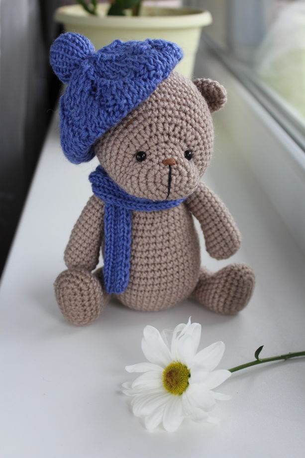 Вязаный мишка Тедди в синей шапке