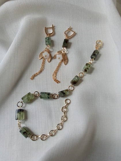 Зелёный комплект браслет и серьги из натурального камня пренит "Ландышы"