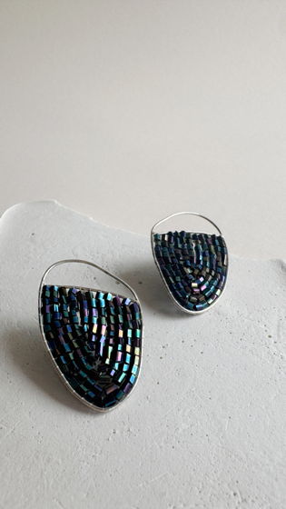 Серьги с переливом из бисера и серебра