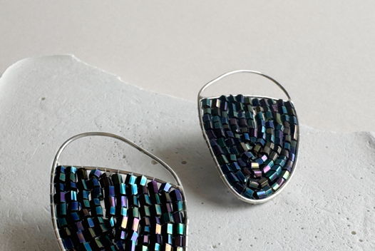 Серьги с переливом из бисера и серебра