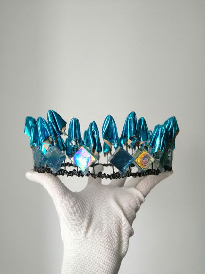 Голубая корона из грибов из металлизированной кожи, стали и стекла