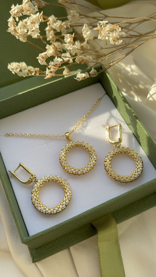Серьги кольца из бисера