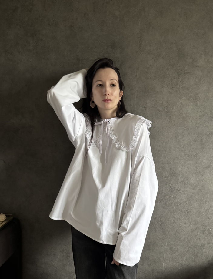 Лонгслив с воротником и кружевом белый хлопковый