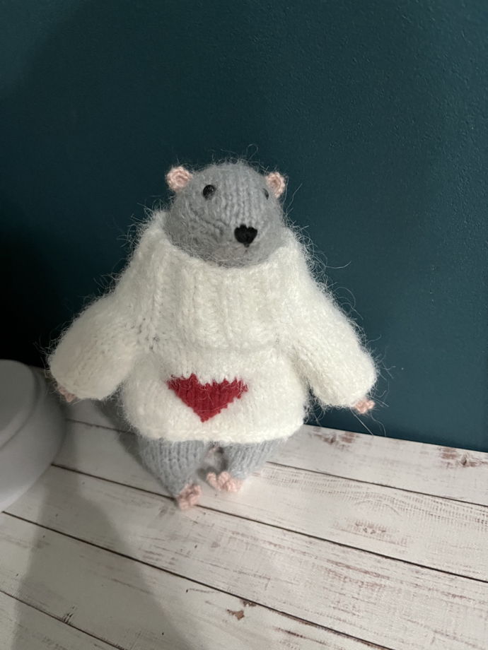 Крыса в свитере вязаная