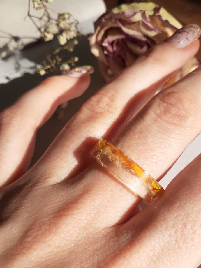 кольцо из эпоксидной смолы с сухоцветами оранжевое