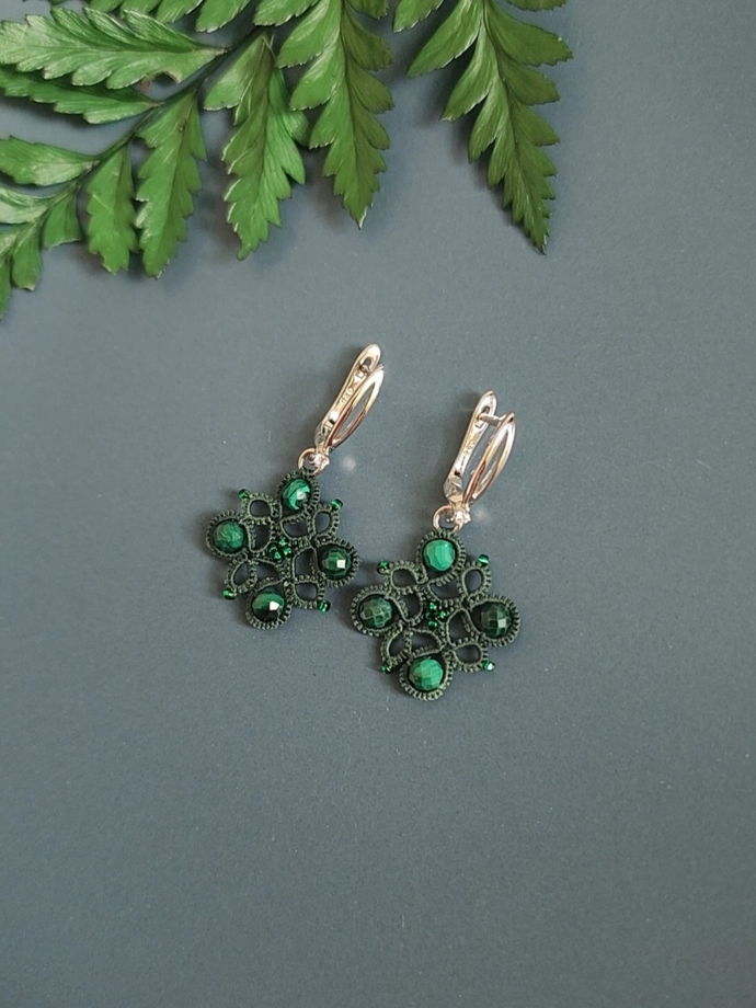 Комплект украшений с малахитом, зеленые серьги и кулон фриволите