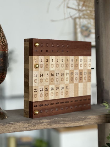 Магнитный вечный календарь из разных пород дерева