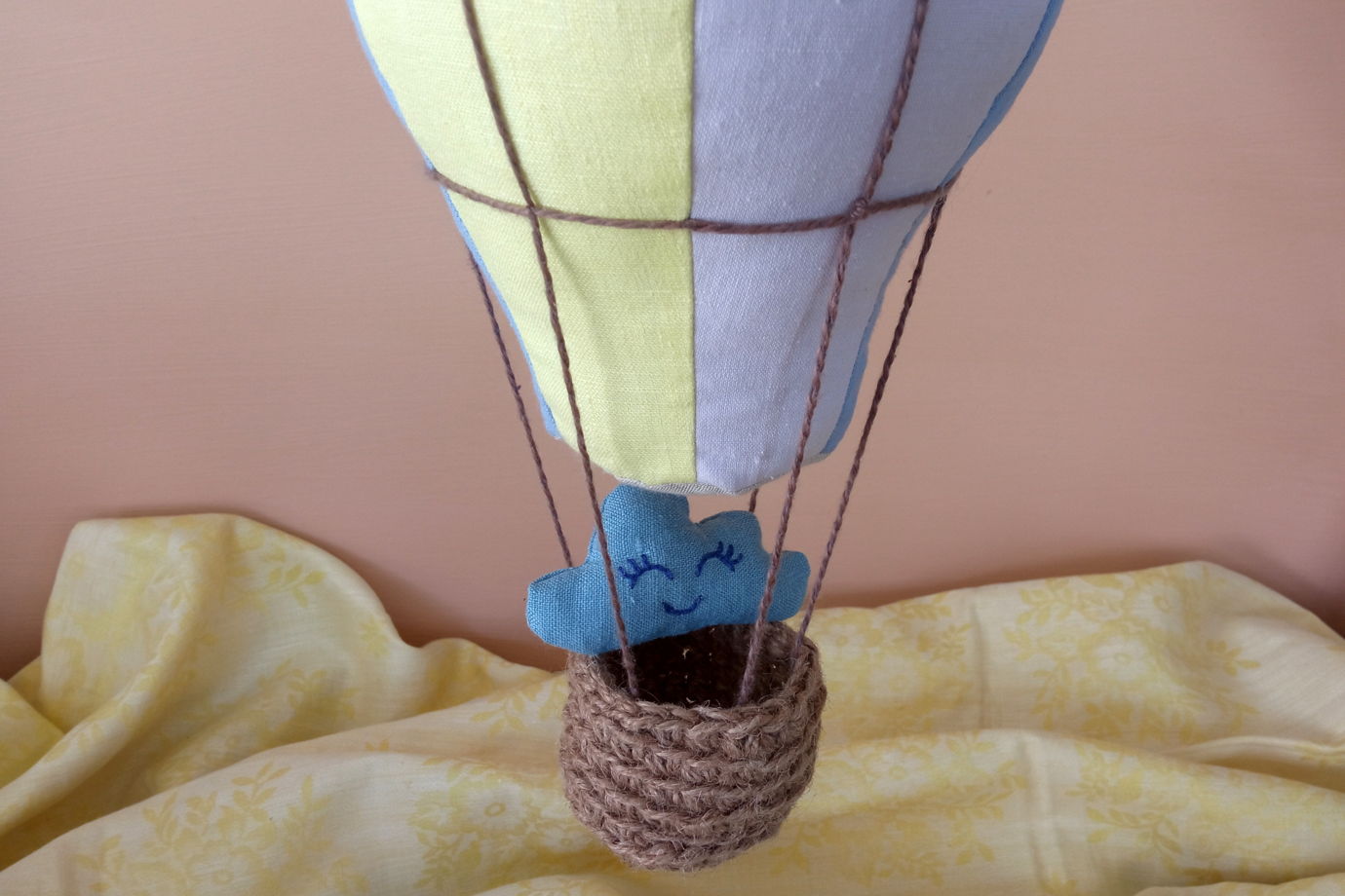Подвесной воздушный шар изо льна ручной работы (синий/желтый/светло-фиолетовый)