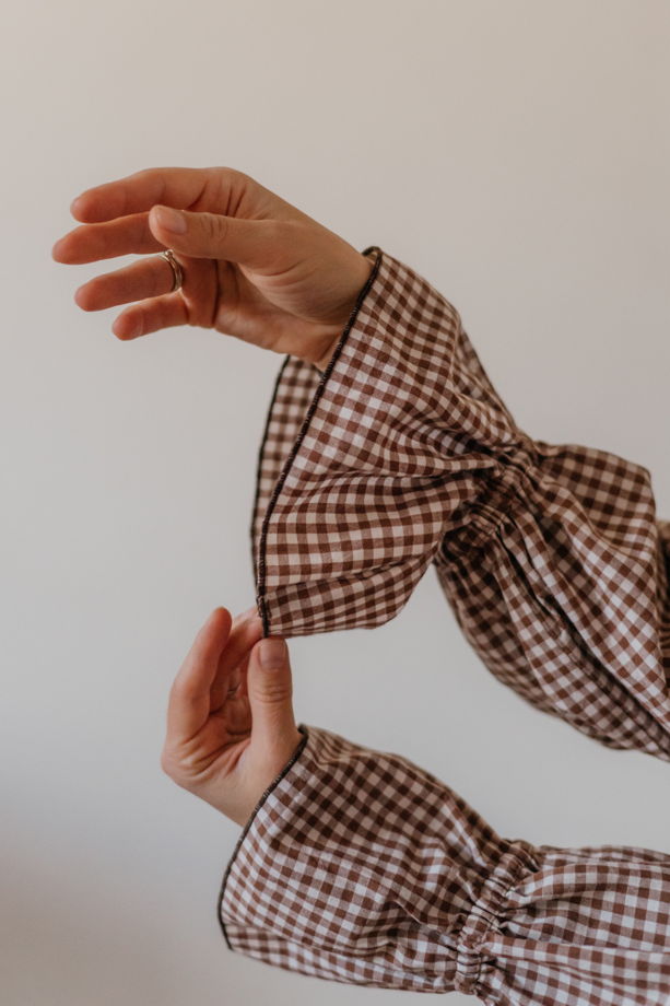 Блузка в шоколадную клетку с воротничком цветочек