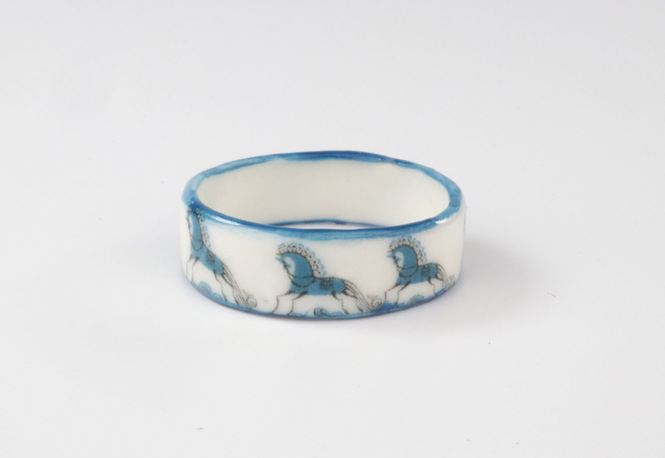 Кольцо фарфоровое женское "Мезенские кони синие"
