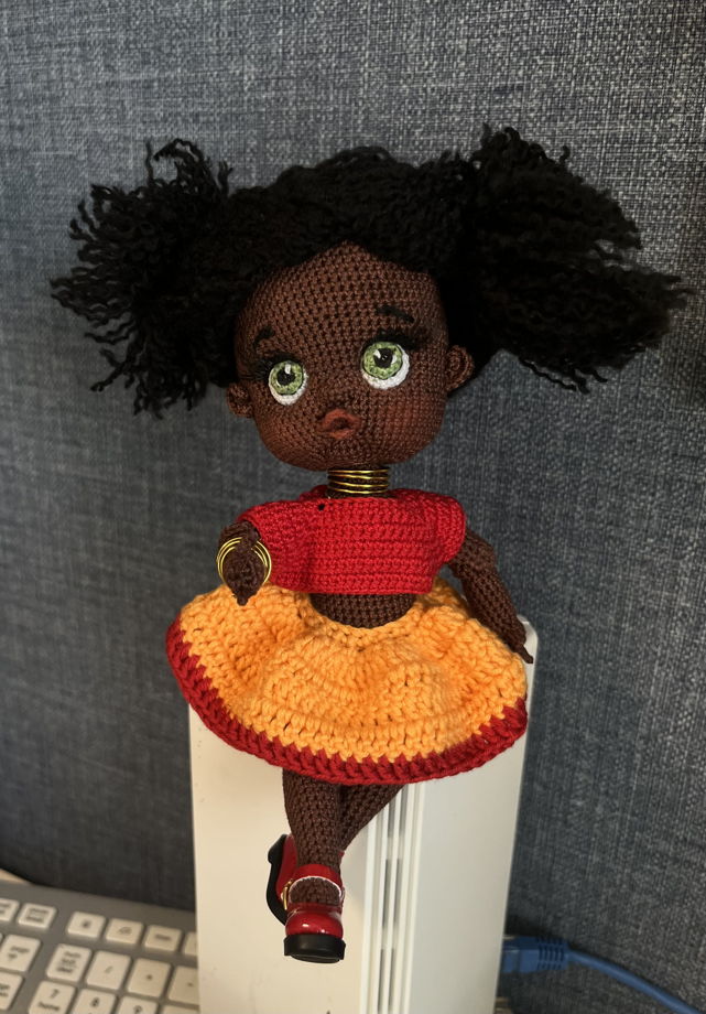 Очаровательная вязаная куколка мулатка