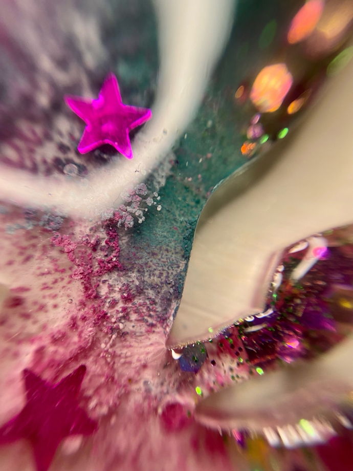 Новогоднее украшение "Космический олень" зеленый с розовыми звездочками
