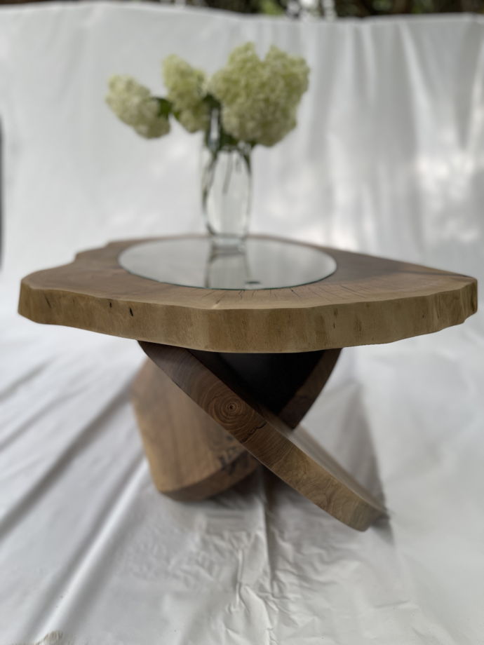 Стол журнальный из массива ореха