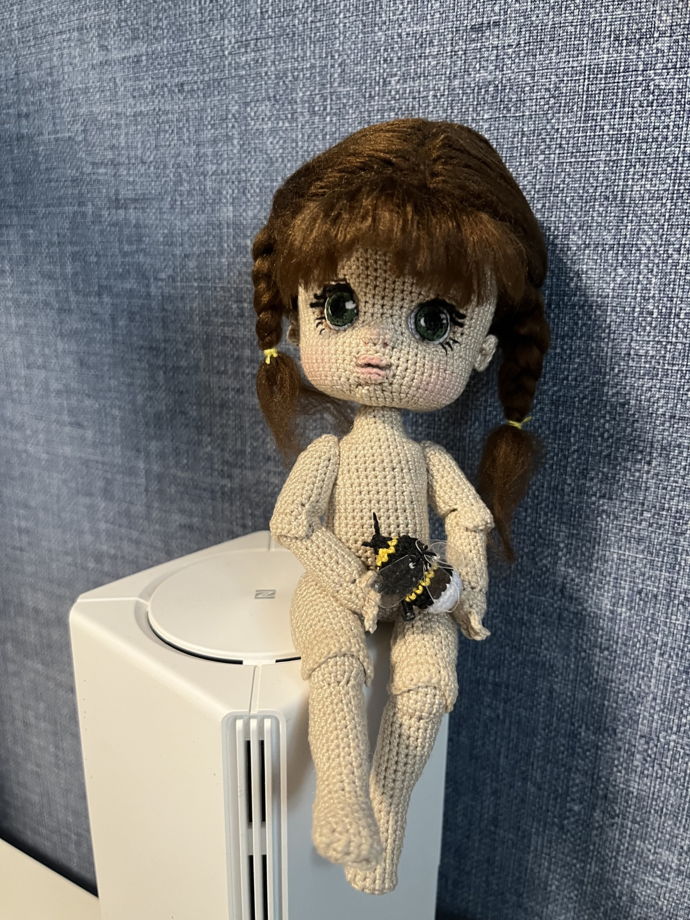 Очаровательная вязаная куколка