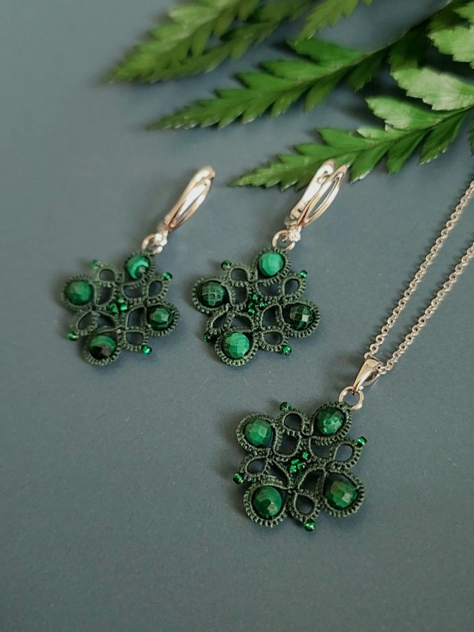 Комплект украшений с малахитом, зеленые серьги и кулон фриволите