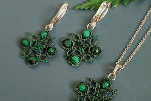 Комплект украшений с малахитом, зеленые серьги и кулон фриволите