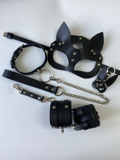 Набор кожаных аксессуаров - маска кошки, поводок с чокером, наручники, брелок