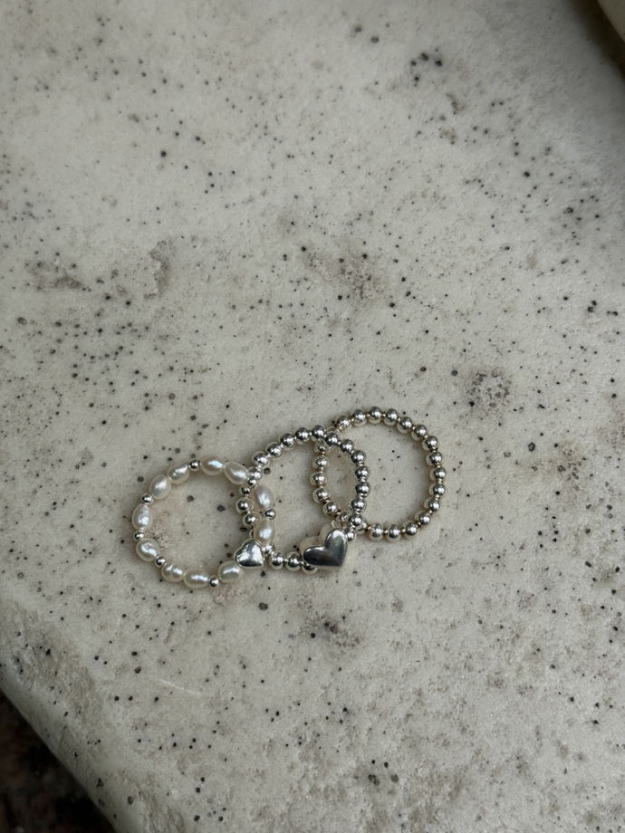 Кольцо из серебряных Шариков классика