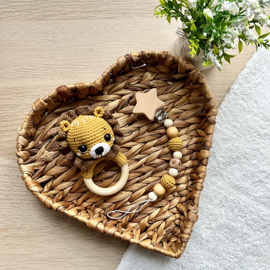 Детский подарочный набор для новорожденного "Лев" - Мягкая вязаная погремушка и держатель для пустышки