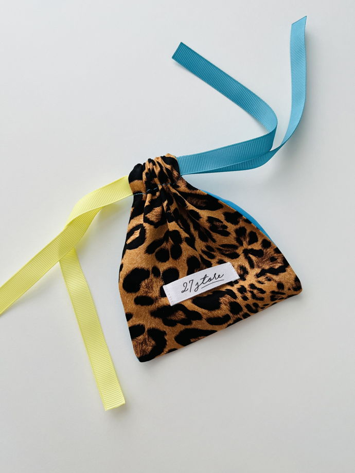 Черно-белый полосатый чокер с разноцветными стеклянными каплями в коллекционном мешочке