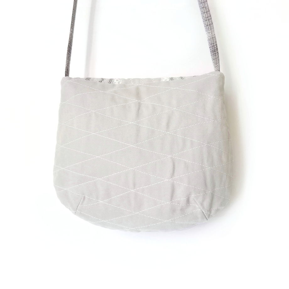 Женская тканевая сумка на длинном ремешке с декором ручной работы