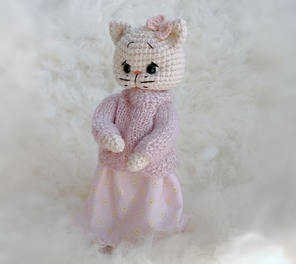 Кошечка в розовом сарафане и свитере с пайетками