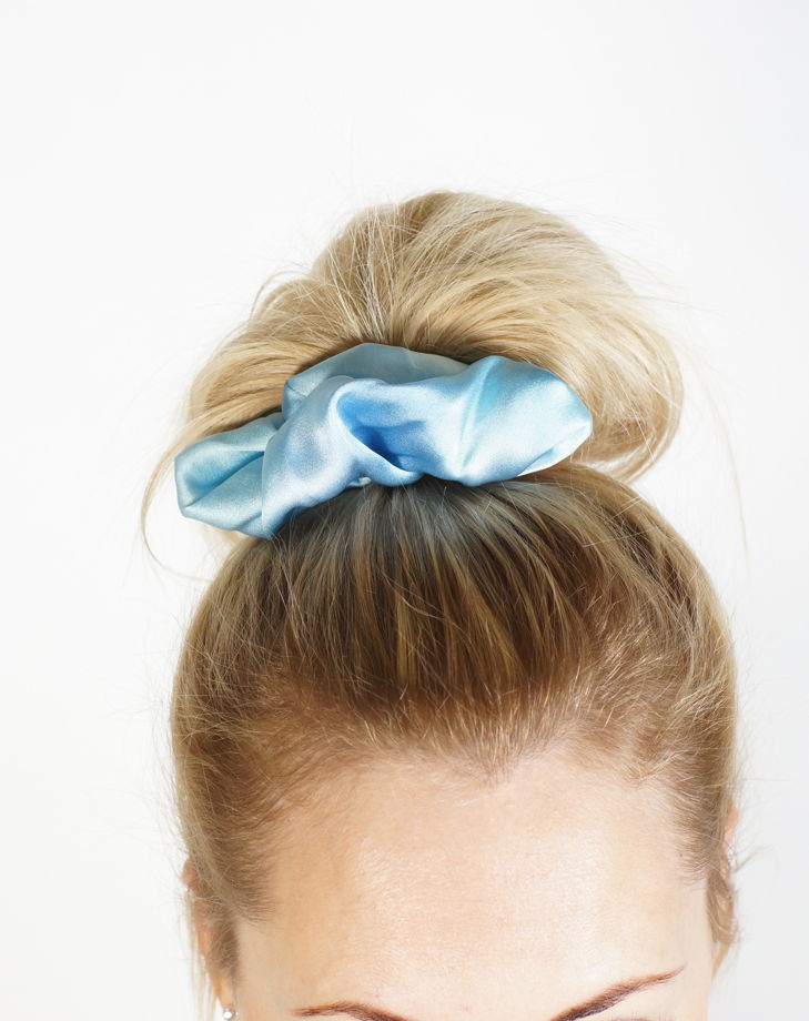 Голубая резинка для волос из натурального шёлка ручной окраски "Айсберг"