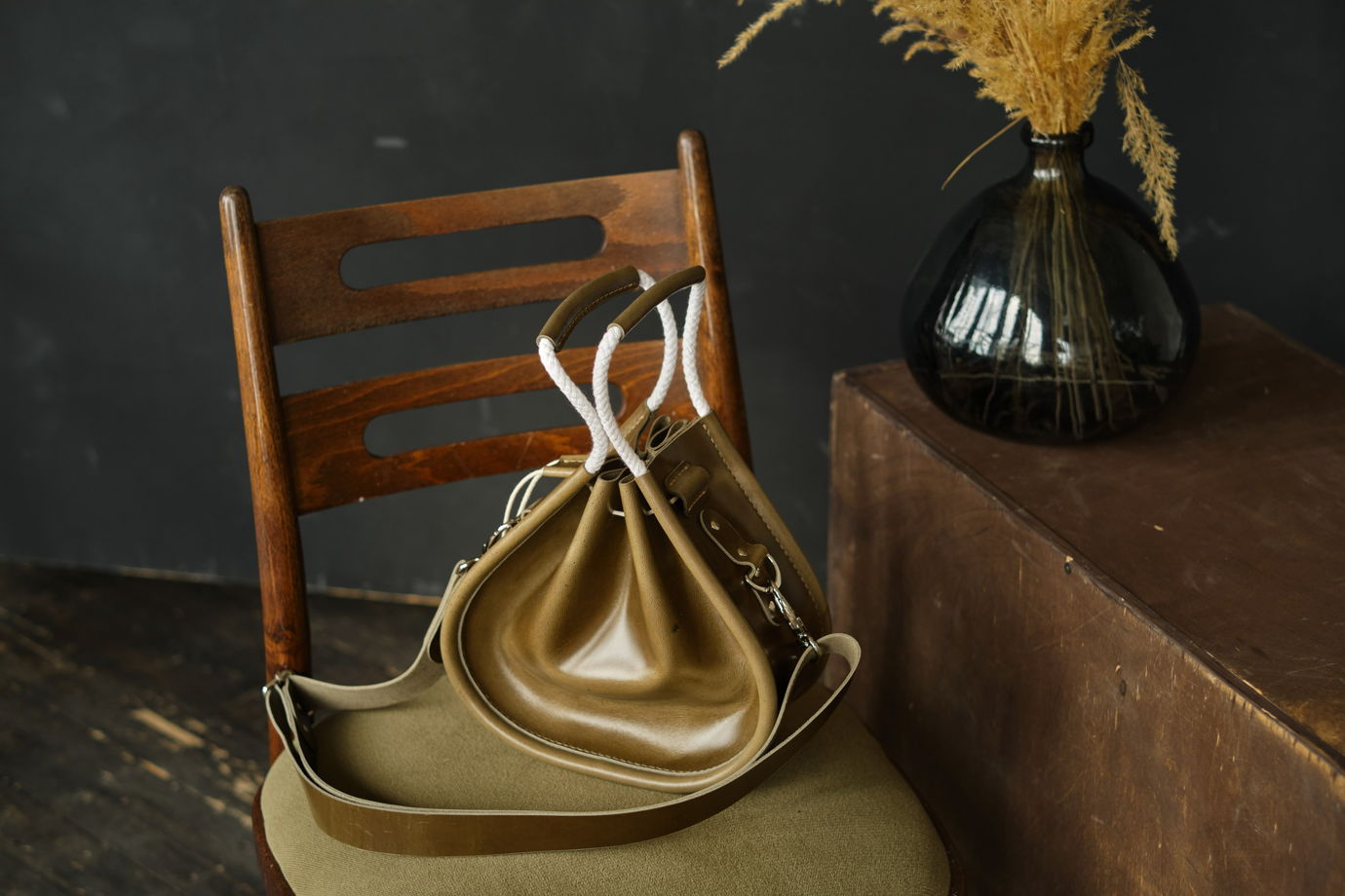 Кожаная сумка-мешок Оливковый цвет Размер S "Bucket bag"