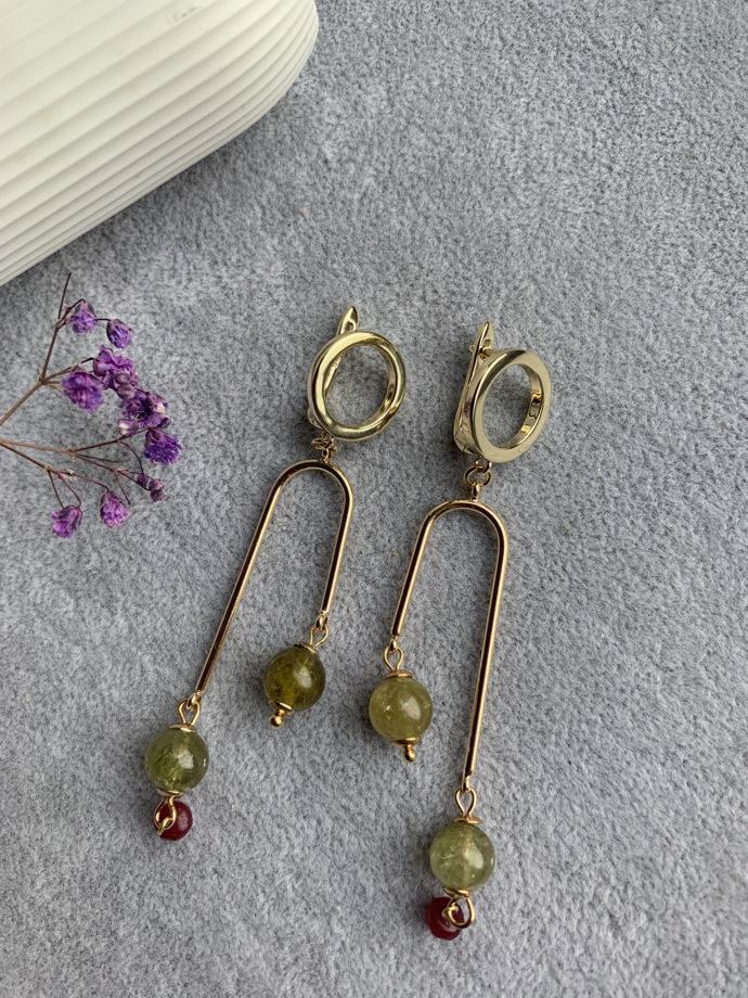 Серьги с зеленым гранатом и рубином «Бархат и рубин»