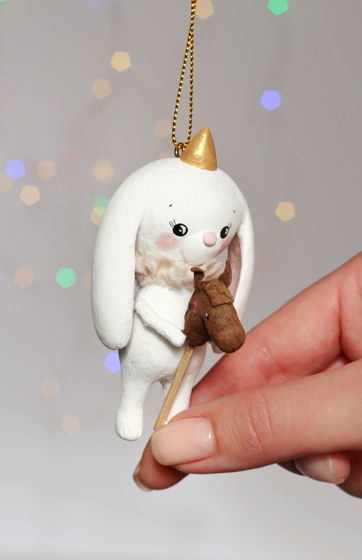 Авторская елочная игрушка "Белый кролик с лошадкой"