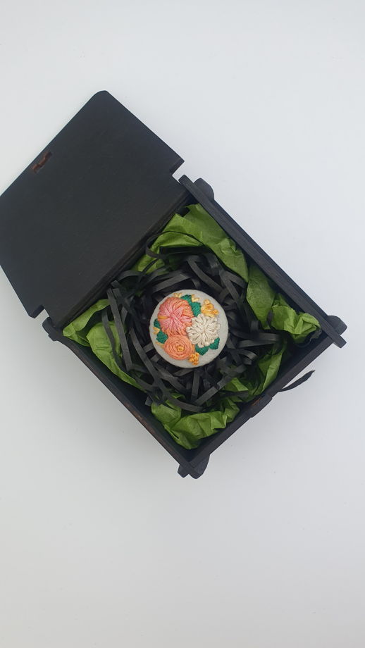 Брошь ручной работы с цветочным мотивом "Персиковый букет "