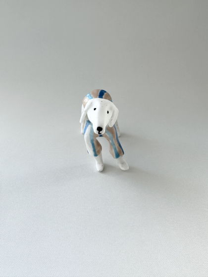 Интерьерный подвес и статуэтка белая собака  в полосатом свитере из костяного фарфора ручной лепки