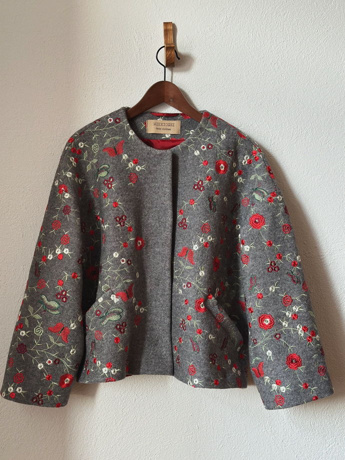 Короткое пальто/жакет с вышивкой