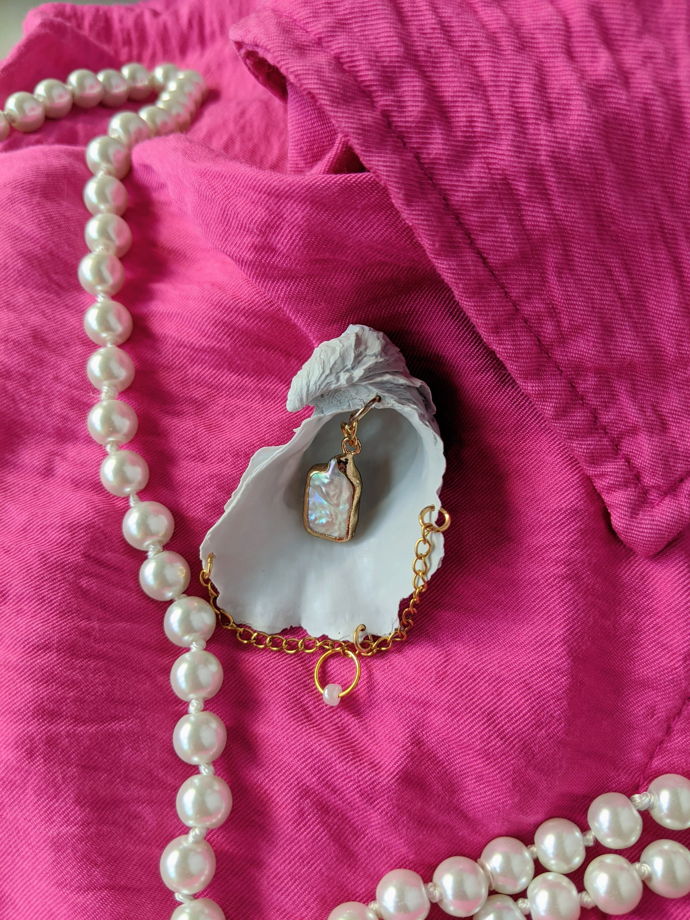 Серая брошь из смолы "Устрица"