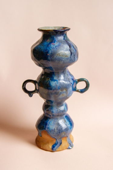 Керамическая ваза ручной работы, покрытая разными оттенками синей и голубой глазурей